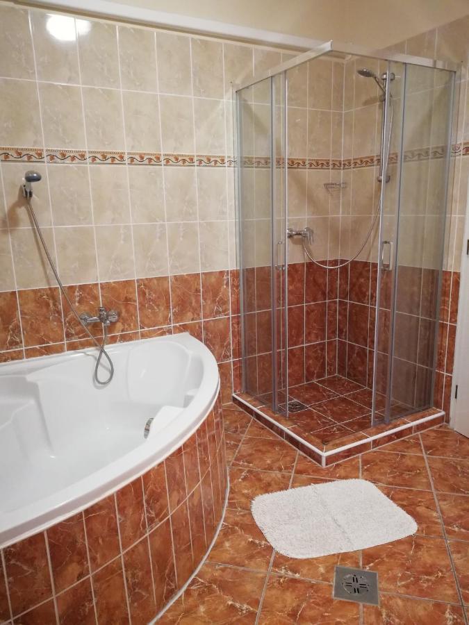 Hajdúszoboszló Imola Es Andrea Apartmanhaz מראה חיצוני תמונה